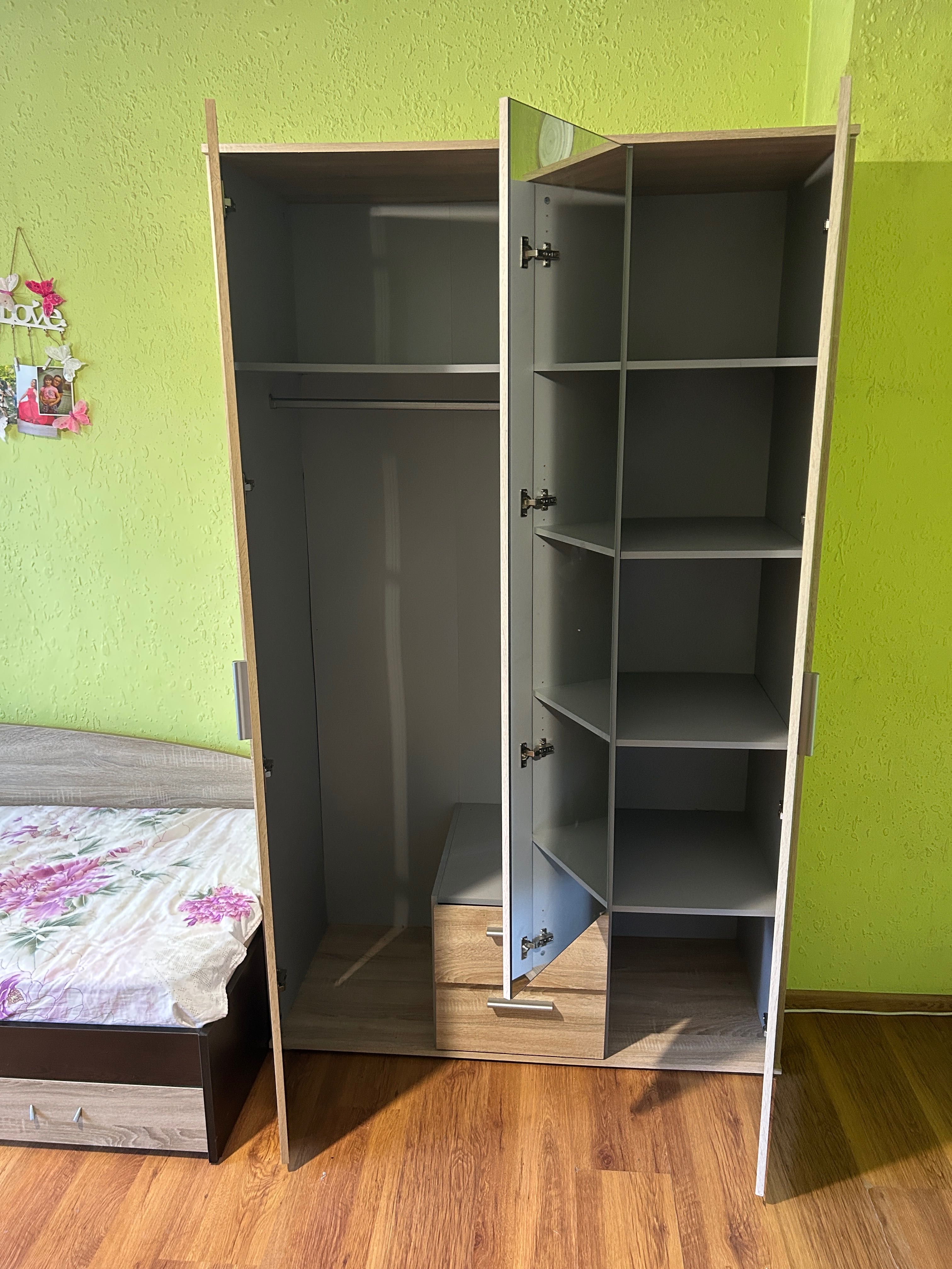 Обзавеждане на стая:Две ъглови легла+ракла+гардероб