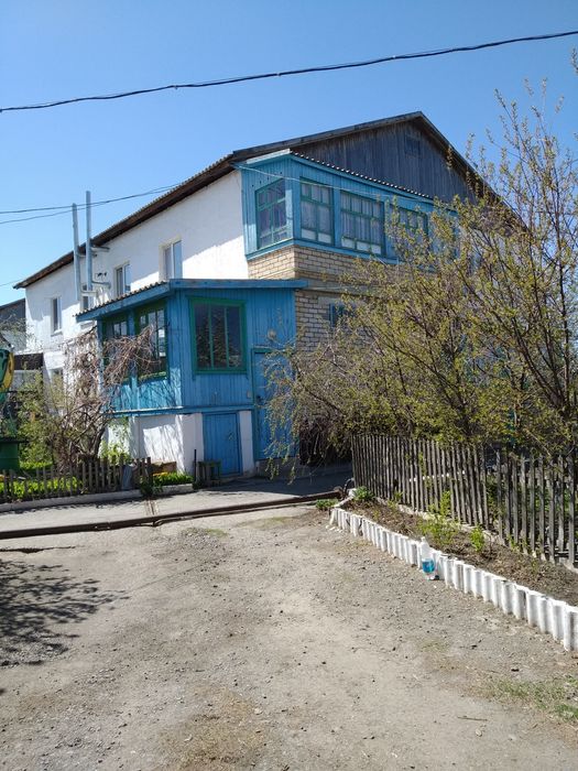 Продам трёхкомнатную квартиру в четырех квартирном доме.