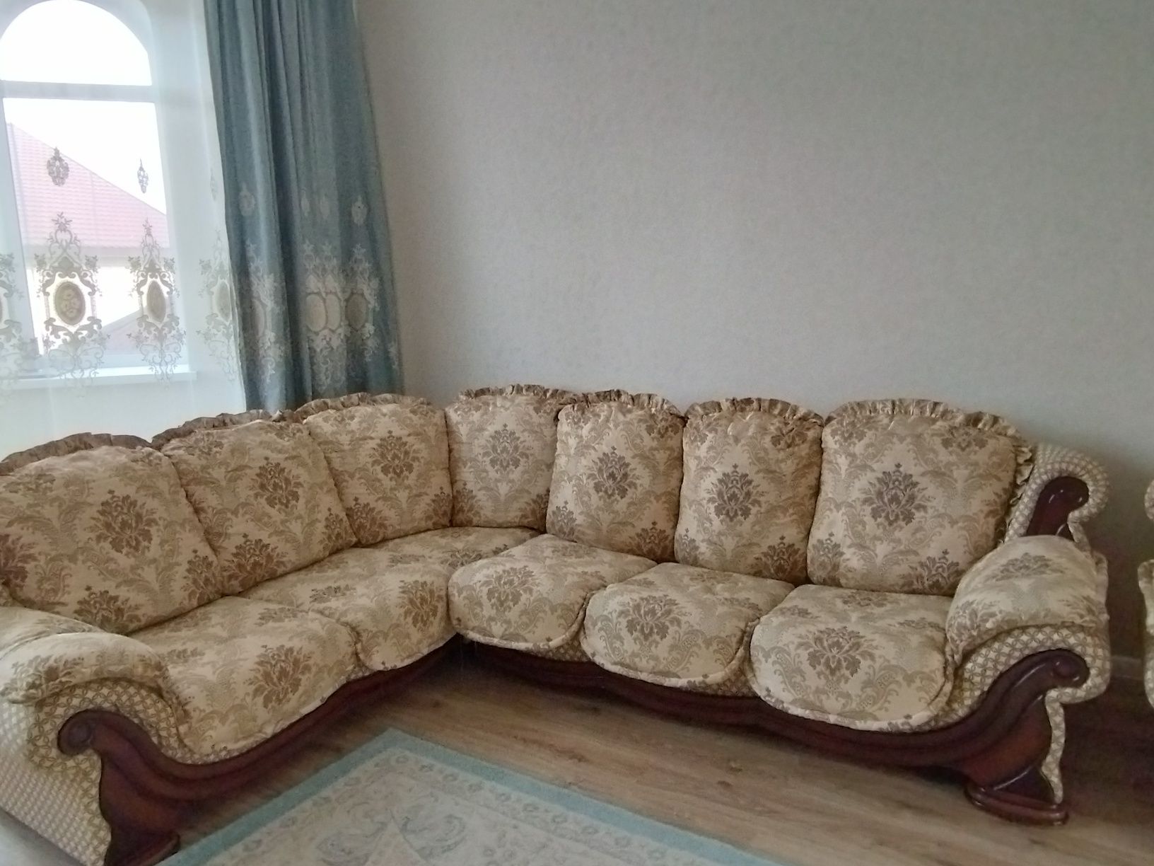 Продам диван угловой с одним креслом,