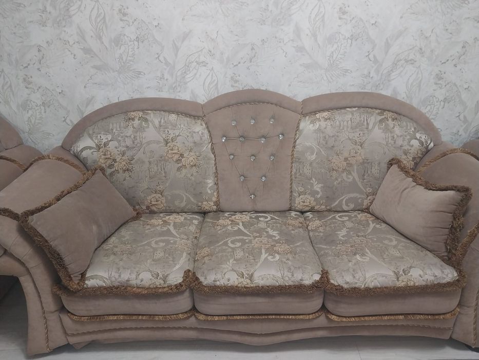 Продам диван с креслами
