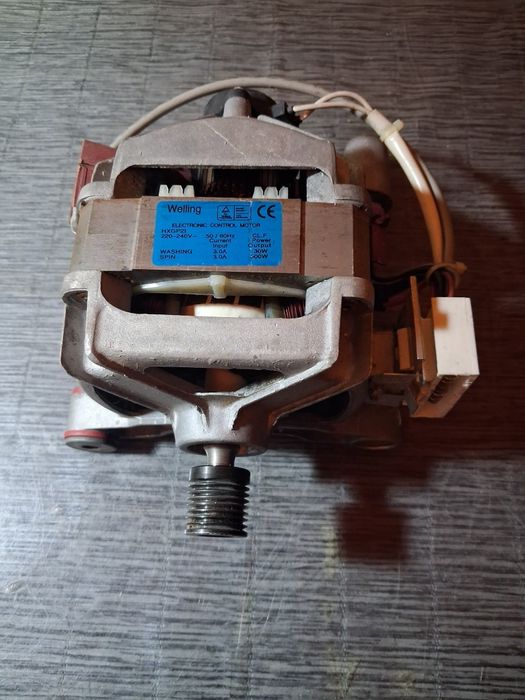 Двигатель от стиральной машины.