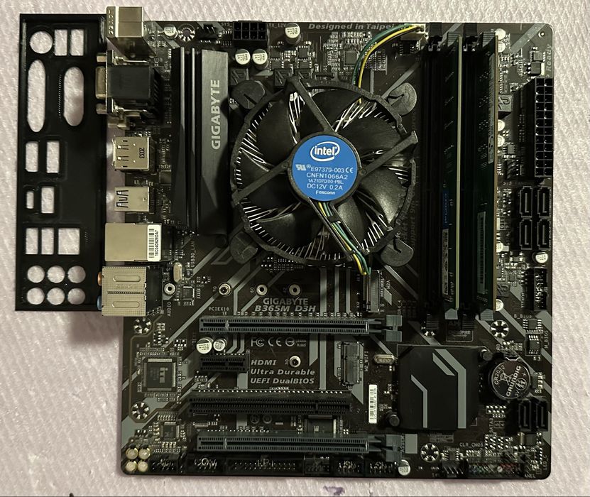Kit Gigabyte B365M D3H / Intel Core i3-8100 / 8GB / cooler stock Intel