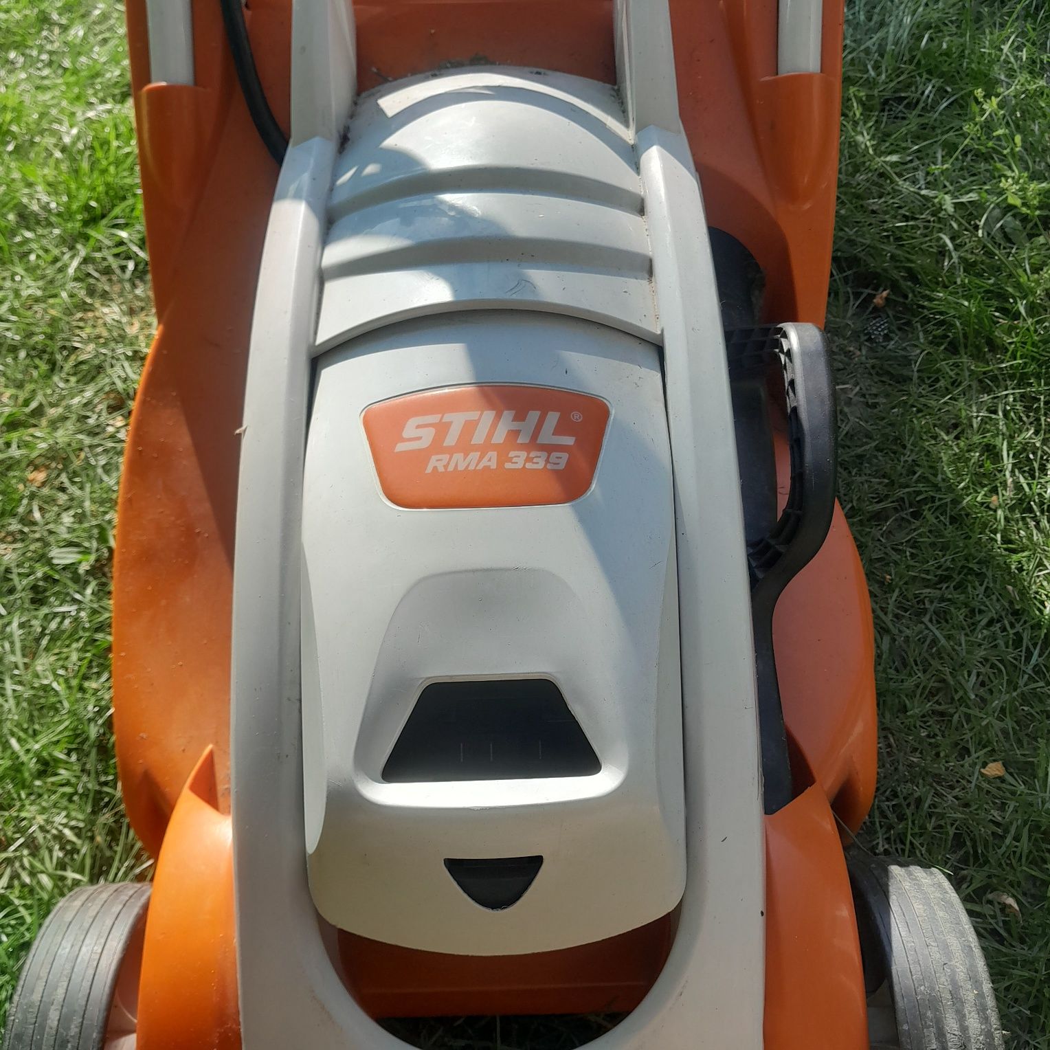 STIHL-mașină de tăiat iarba RMA339 corpul aproap noua,ff.puțin folosit