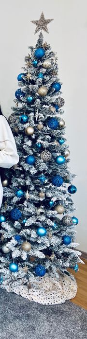 Brad artificial împodobit