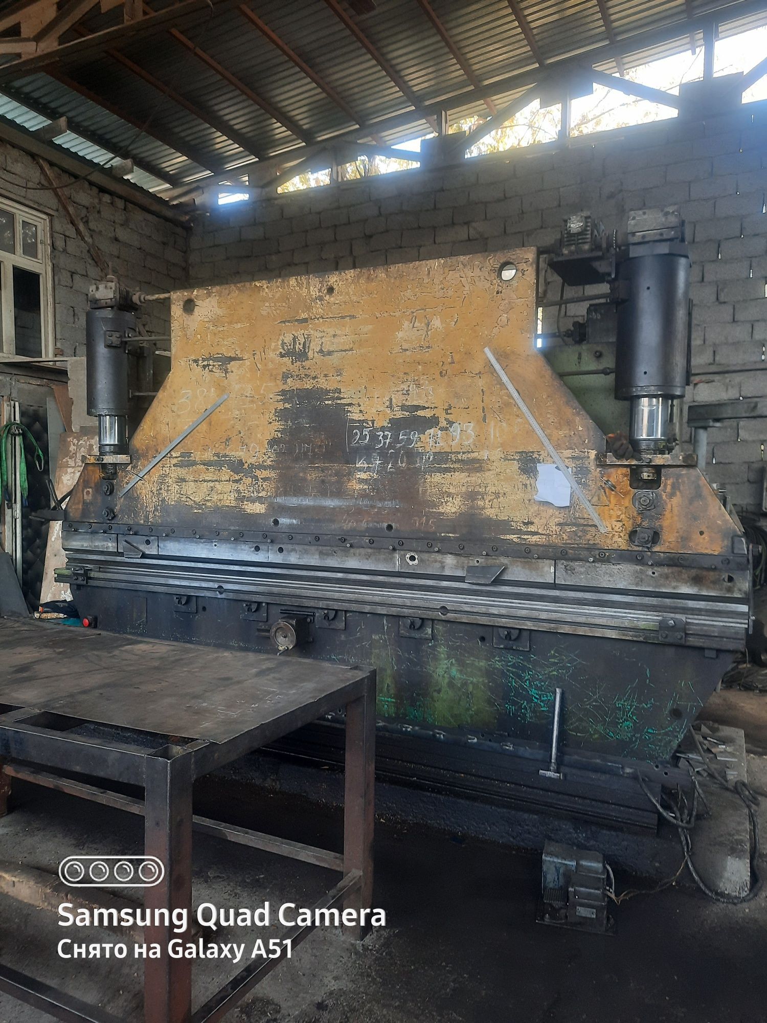 Продаётся гильотина и листогиб.