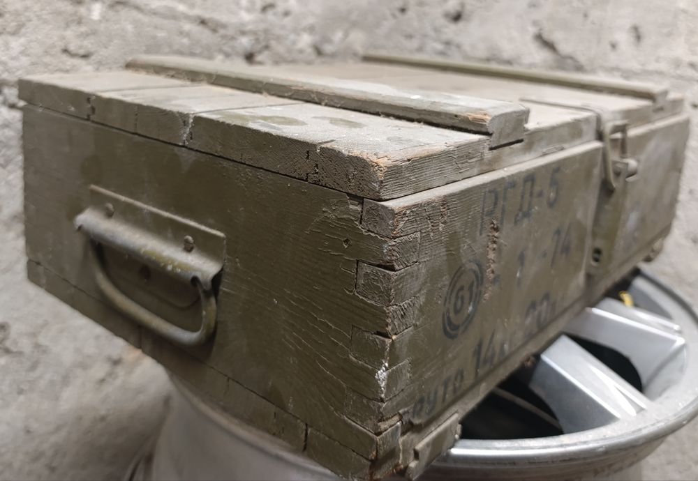 Стар военен армеиски сандък за съхранение на оръжия