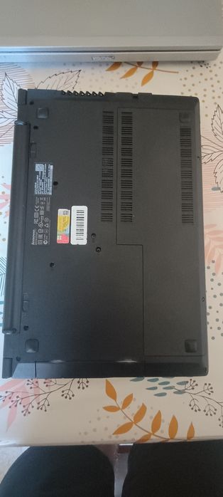 Leptop HP și un Lenovo pentru piese