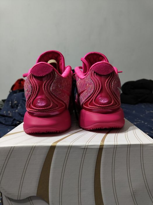 Nike Lebron The World is Your Oyster sneakers
LeBron 21 The World Is