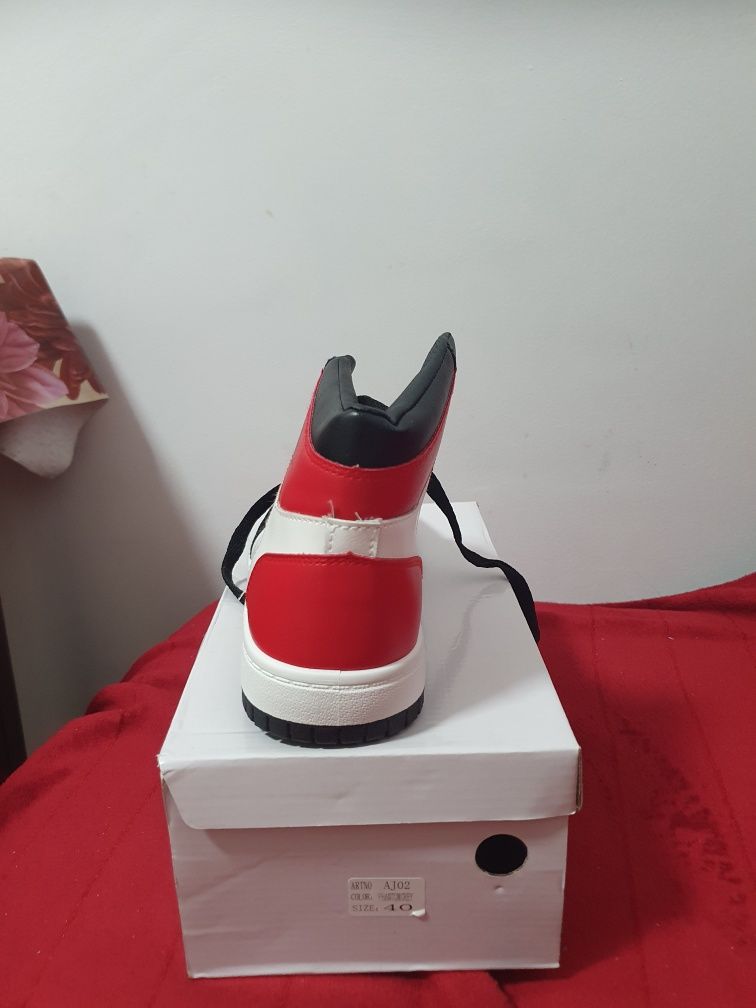 Adidasi Air Jordan 1 mid