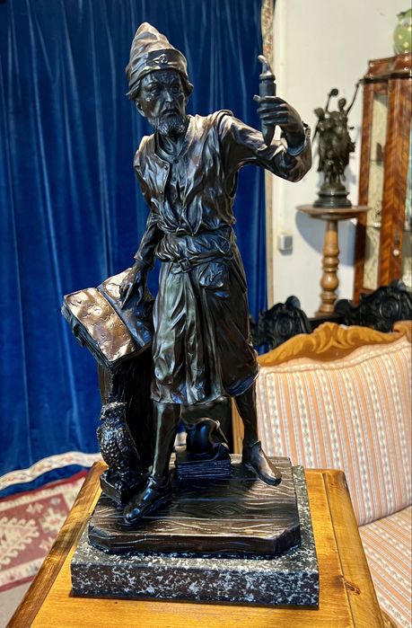Statuetă din bronz pe soclu de marmură – „Căutătorul de cunoaștere”