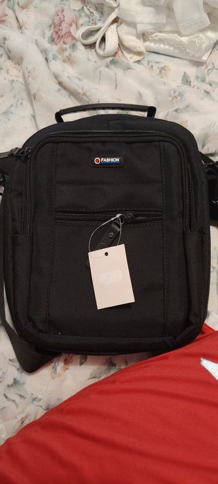 Vând gentuță nouă