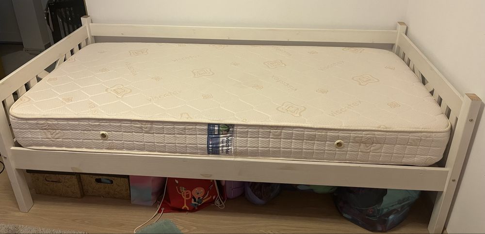 Pat 90x200 , saltea inclusa . In stare impecabila