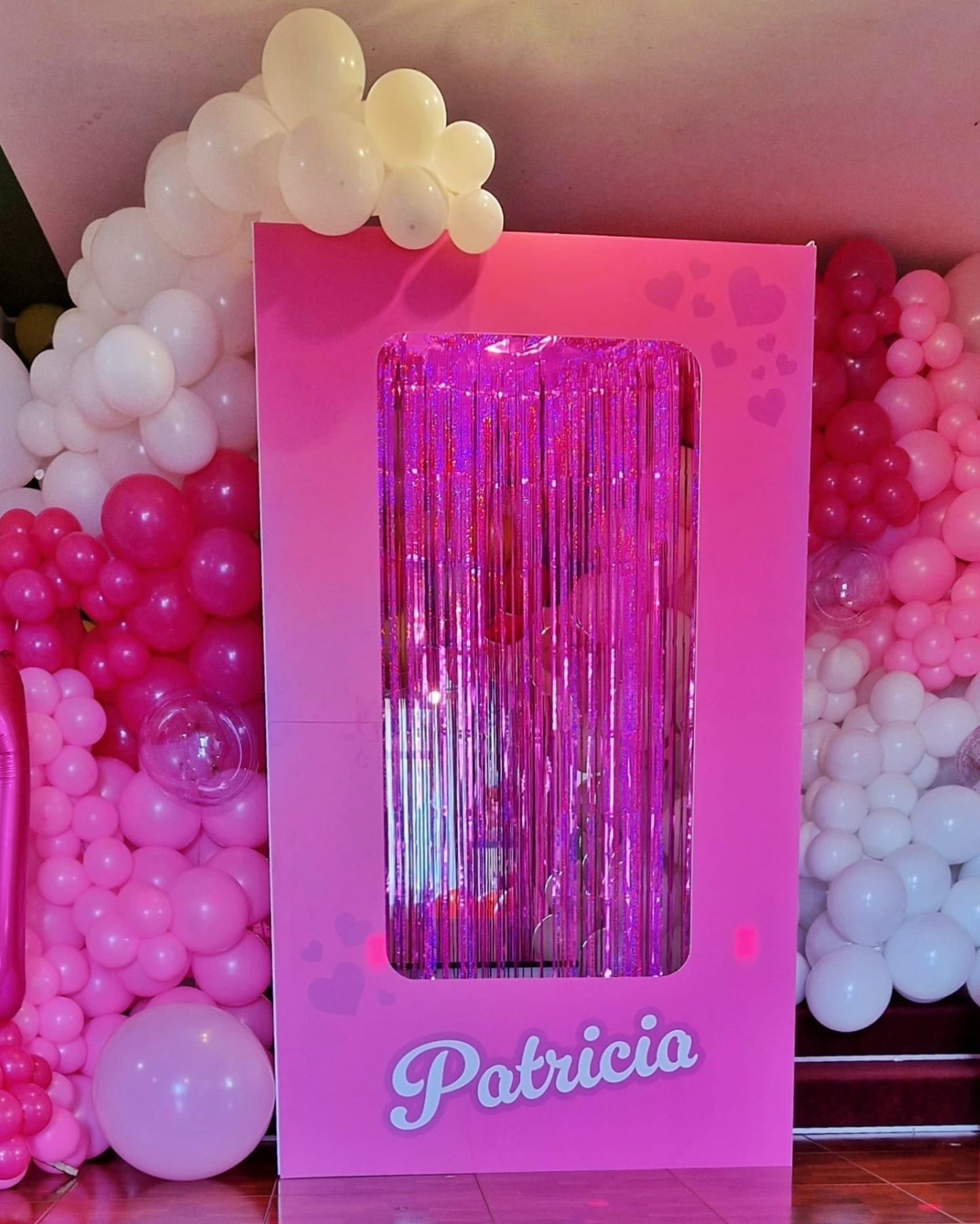 Cutie Barbie pentru petrecere cu tematica și decor baloane