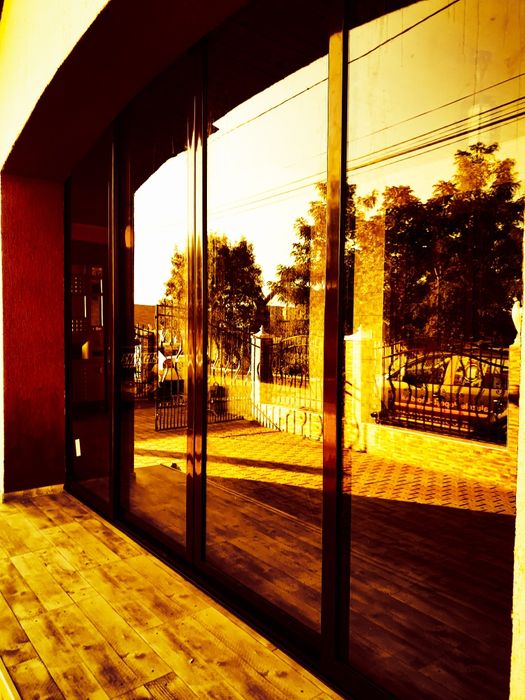 Usi glisante cu sticlă securizată fumurie