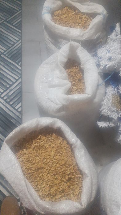 Vînd miez de nuca 2025 curat fara negru sau coji