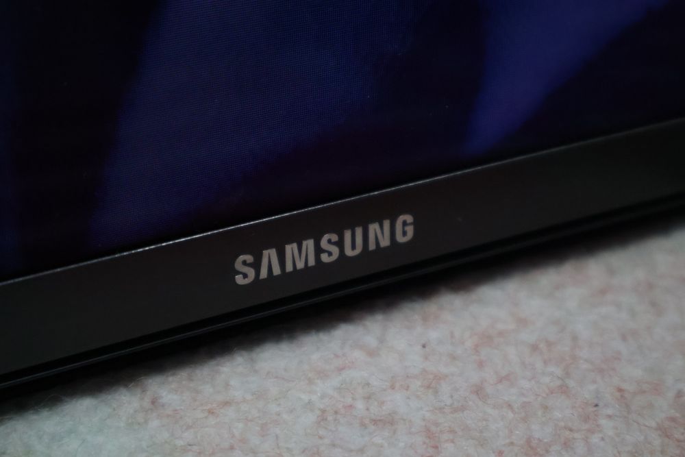 Срочно продам изогнутый телевизор 55 Smart TV 140 см.