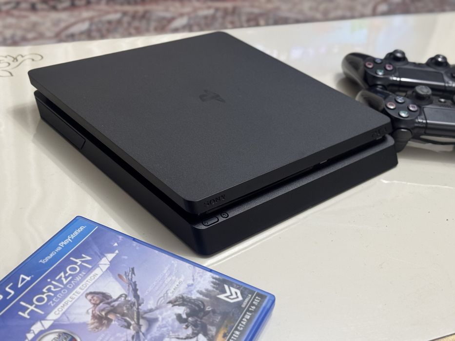 PlayStation 4 Slim , Два Джойстика , Полный Комплект