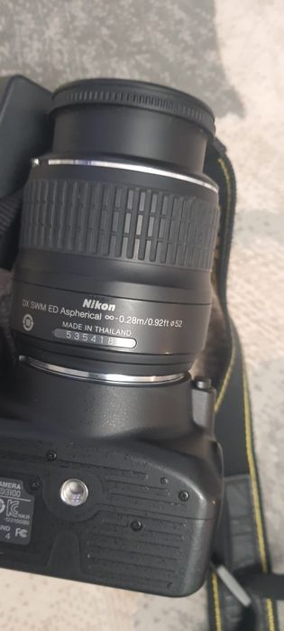 Aparate photo Nikon D3100 și Canon Eos