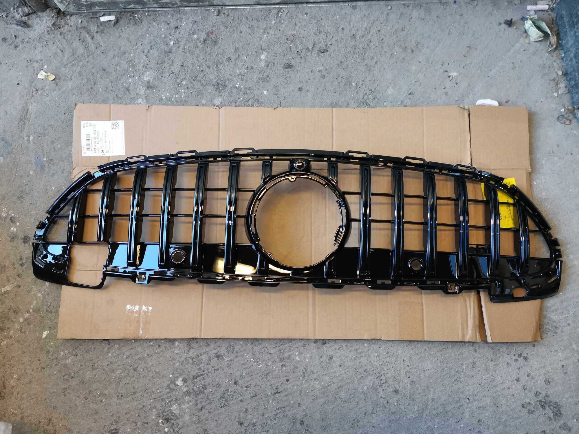 Предна черна решетка тип Panamericana за Mercedes W206 C-Class
