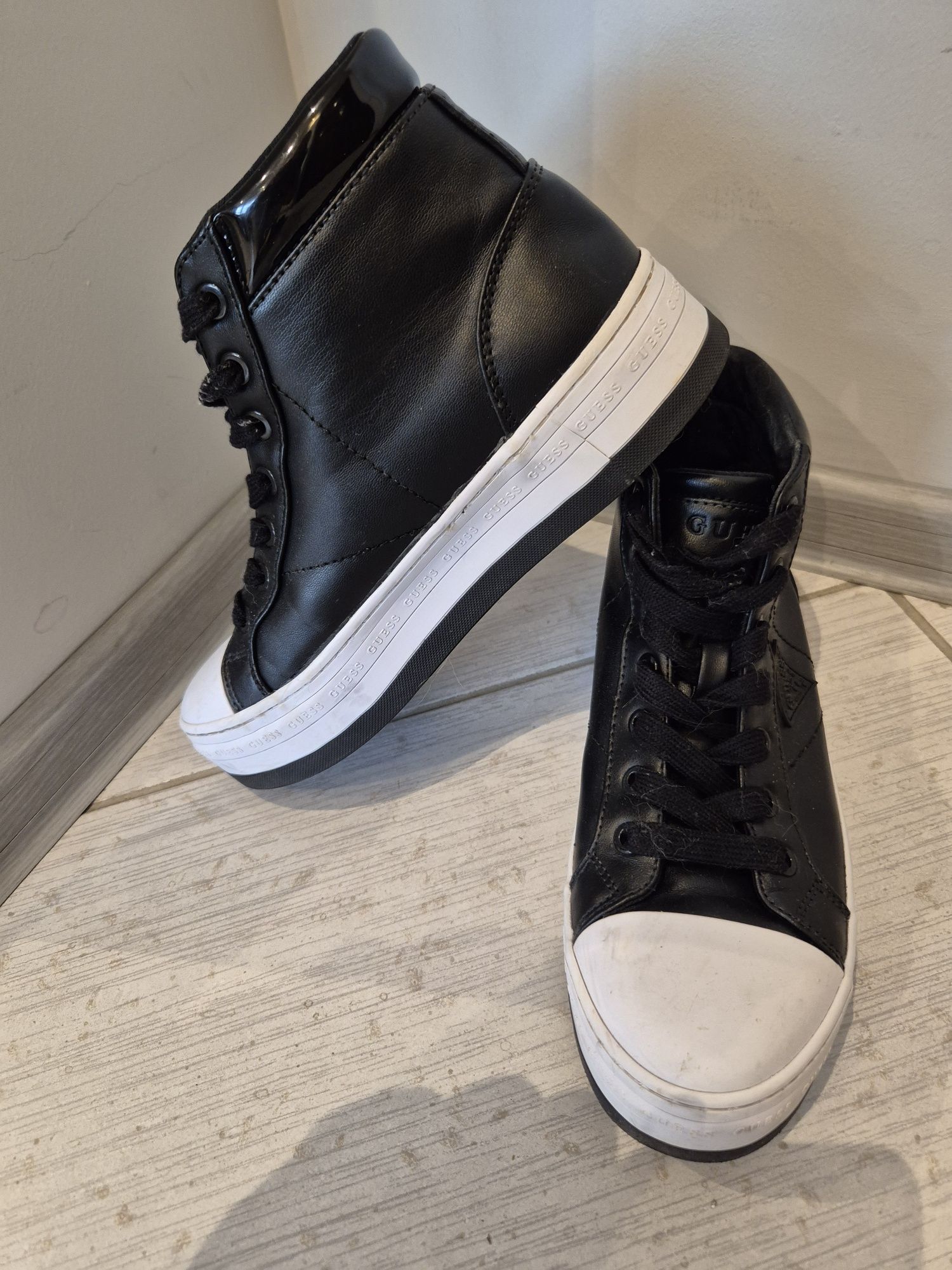 Оригинални кецове Guess