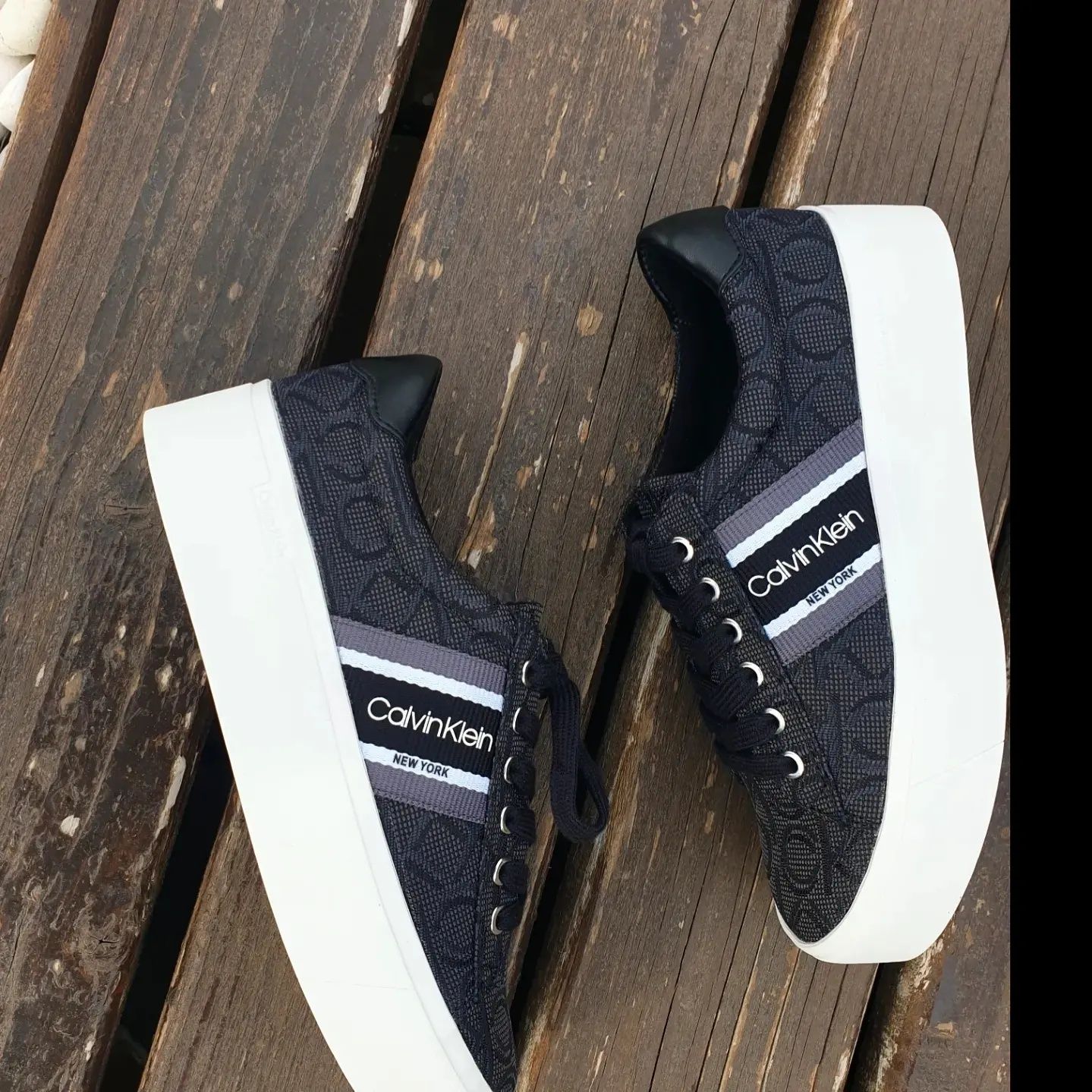 Кецове сникърси Calvin Klein номер 35 стелка 22.5 см. нови кутия
