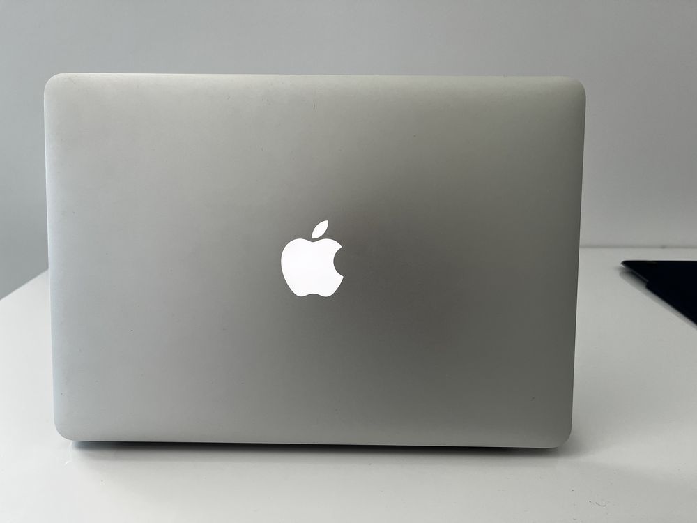 Macbook Air 13.3" i5 8GB Ram 128Gb SSD 2015