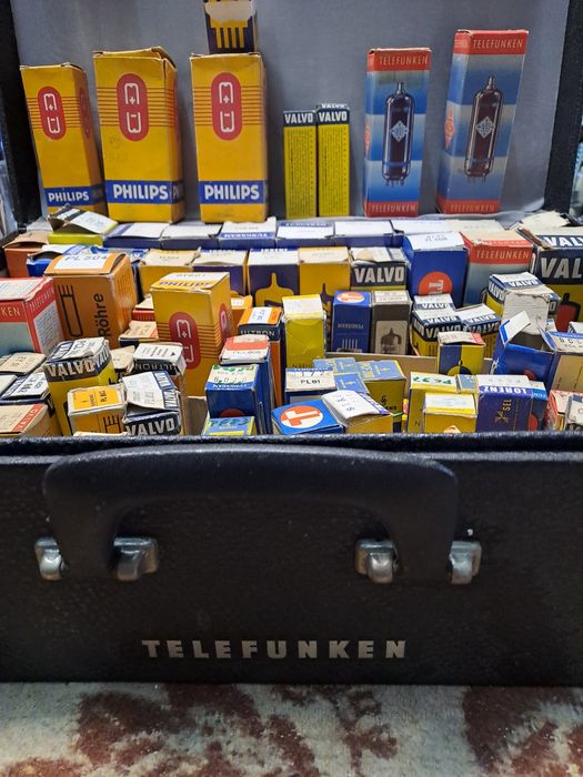 Куфар с  радиолампи .