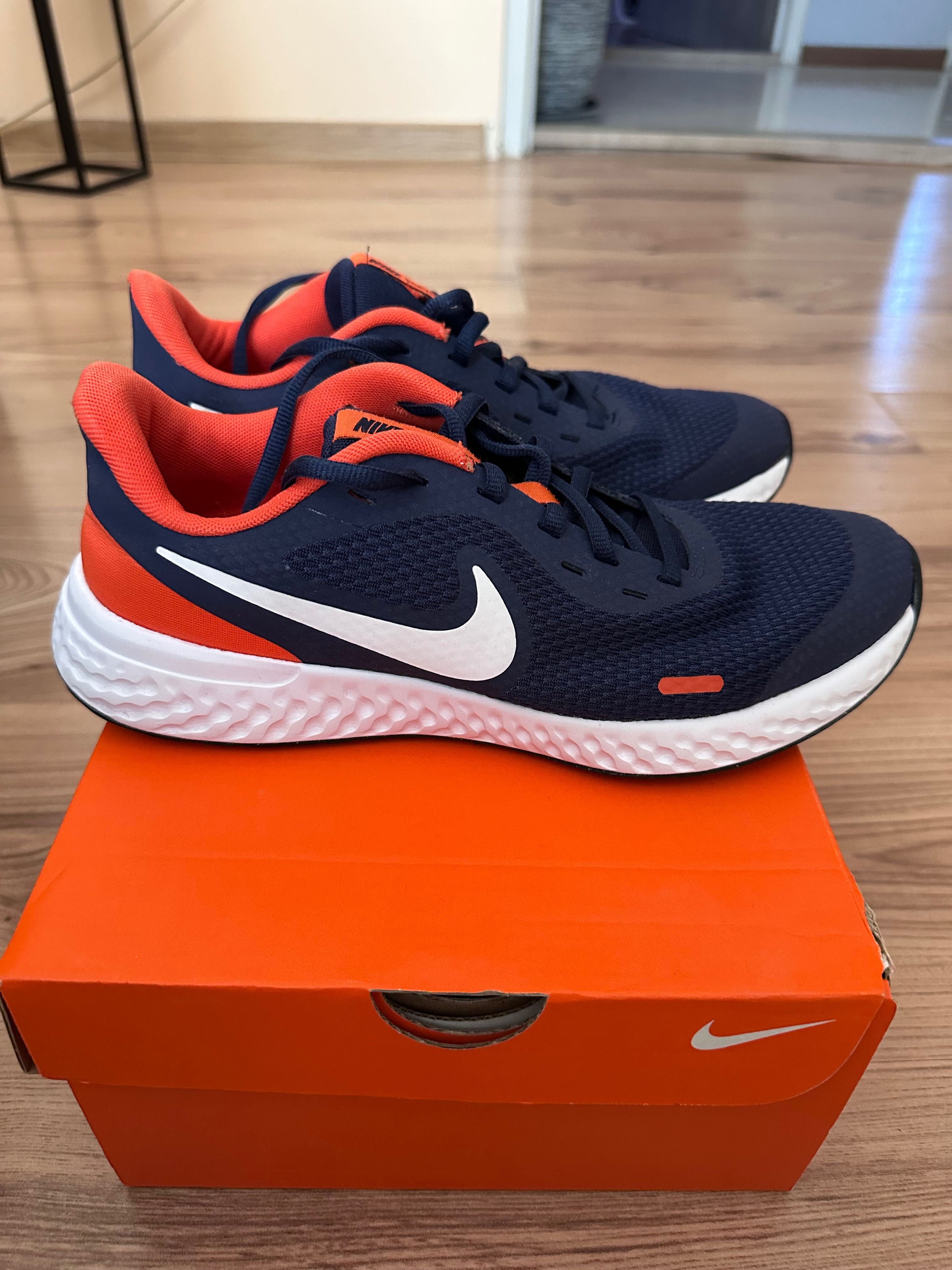 Дамски маратонки Nike Revolution 5