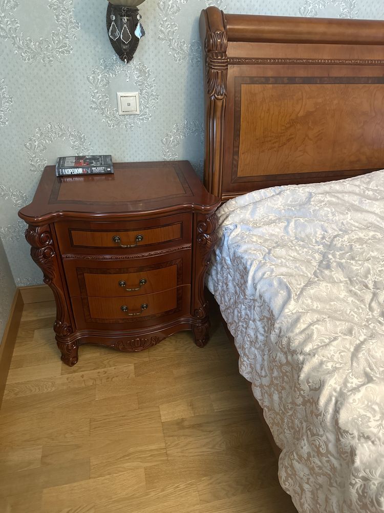 Спальный гарнитур (кровать, две тумбы, зеркало и туалетный столик)