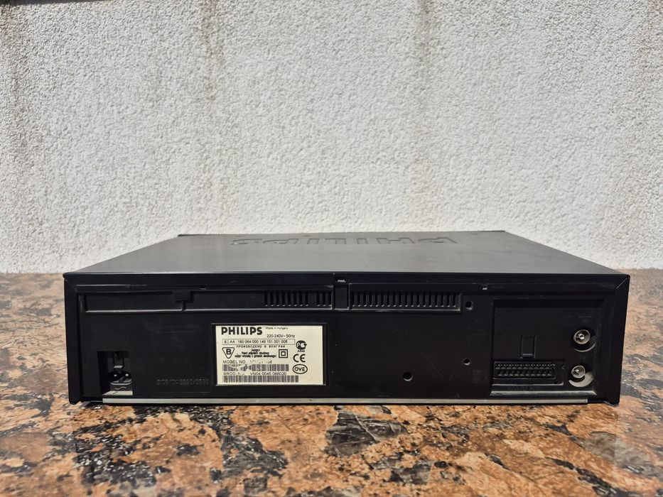 Vand video marca Philips model VR-401,made in Hungary 

- video casett