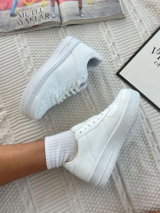 Adidasi noi unisex cu air pe talpa.