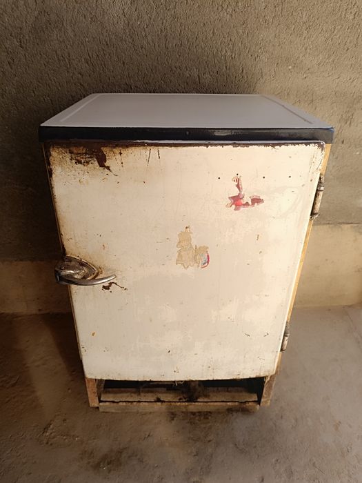 Холодильник сотилади