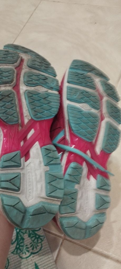 Маратонки ASICS  36 номер