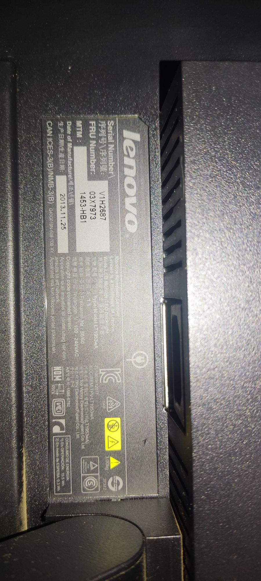 Компютър Lenovo m82 3395ar9 и монитор ThinkVision LT1953 19"