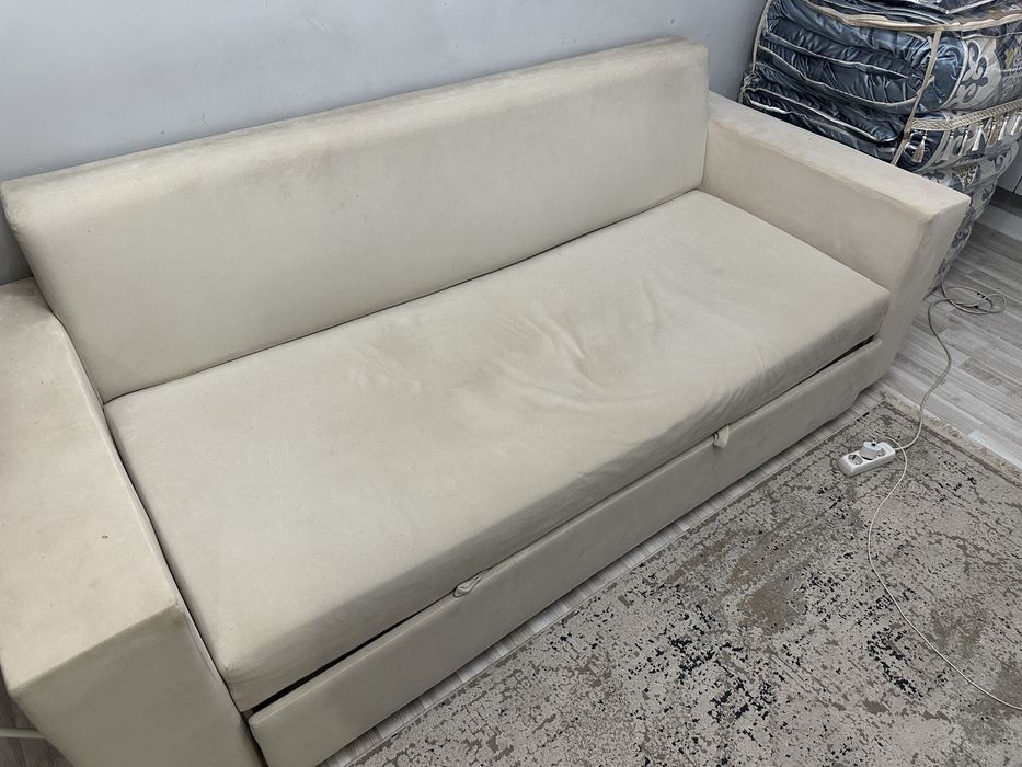Диван бежевый Б/У