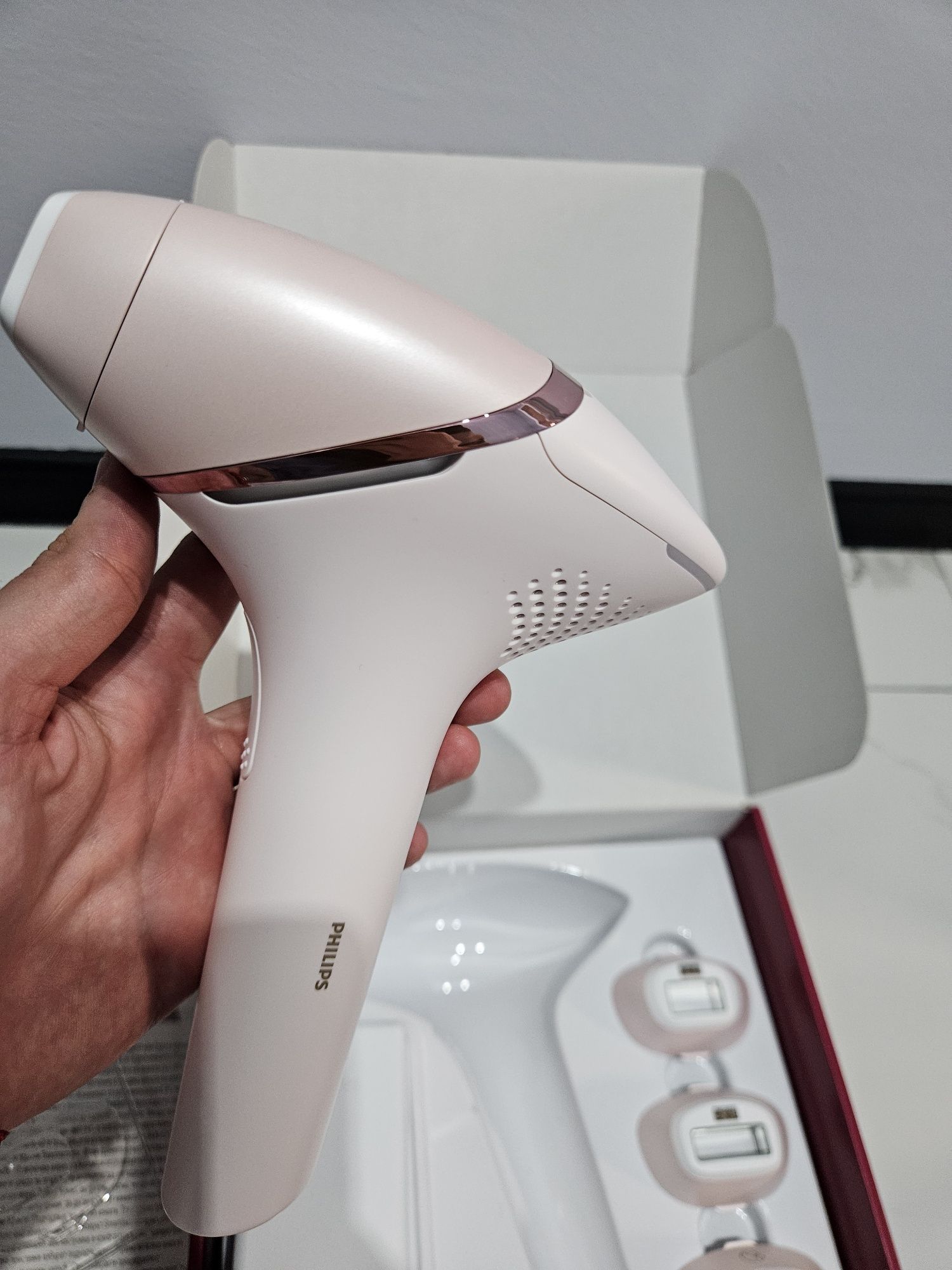 Фотоепилатор Philips Lumea 9000