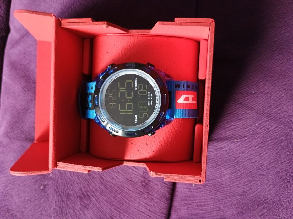 Vând ceas Diesel Crusher