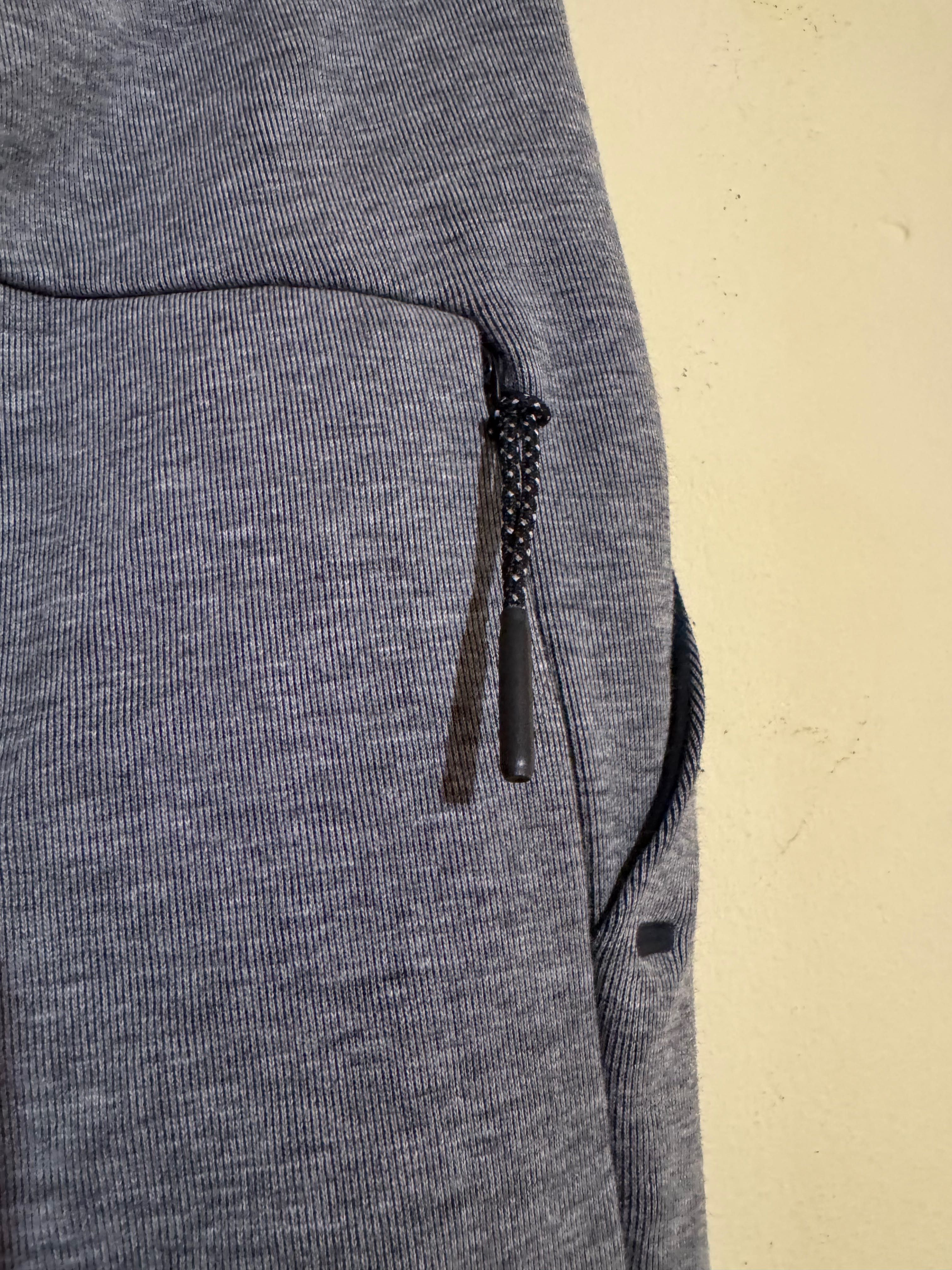 Долнище и блуза Nike Tech Fleece.