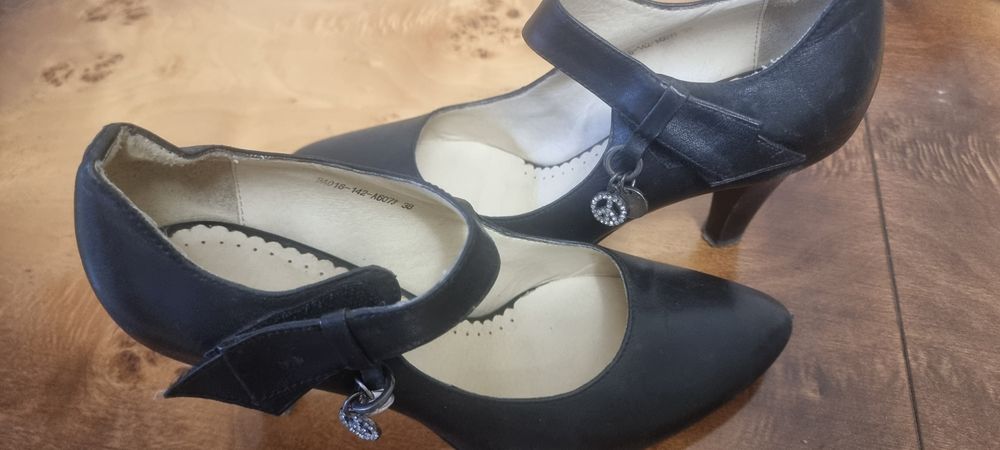 Отдам женскую обувь