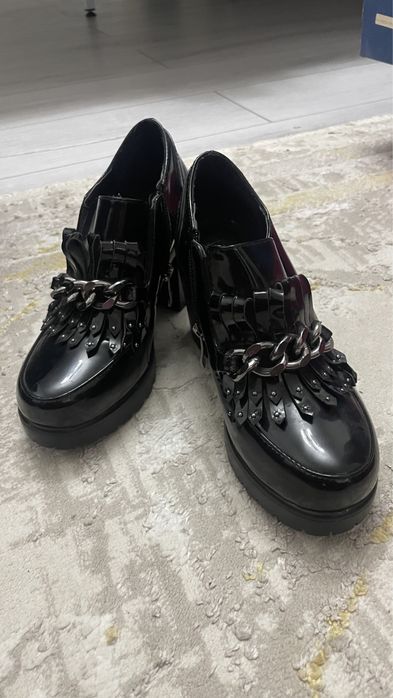 Продаю женскую обувь