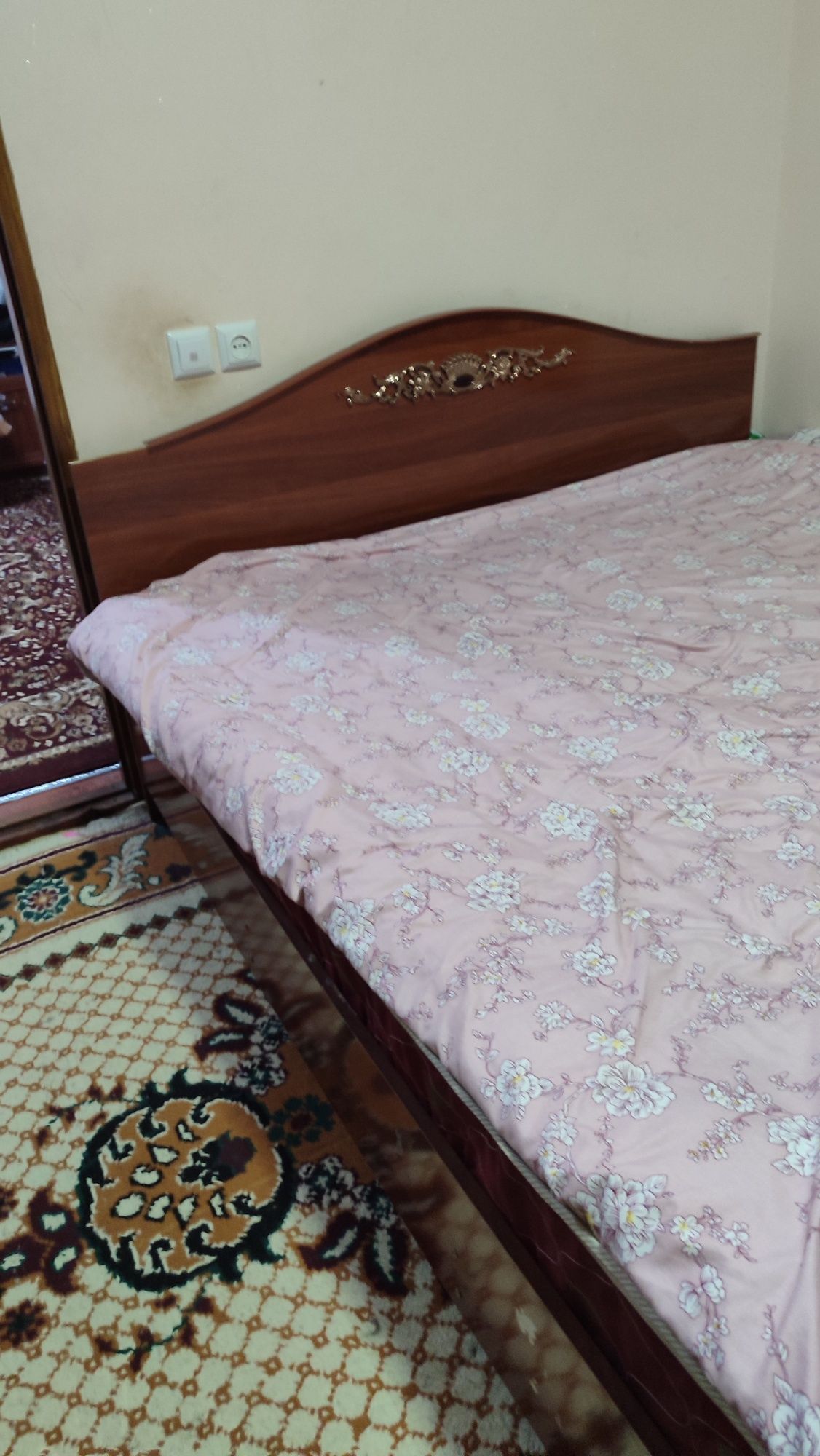 Katta hajmdagi divan sotiladi