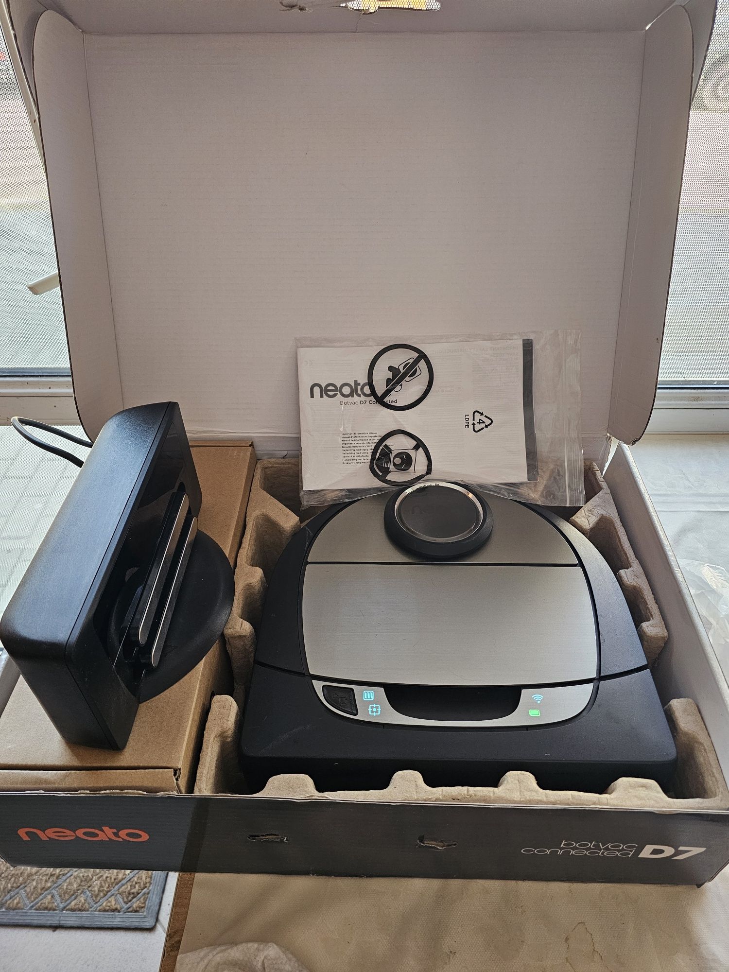 Робот прахосмукачка Neato D7