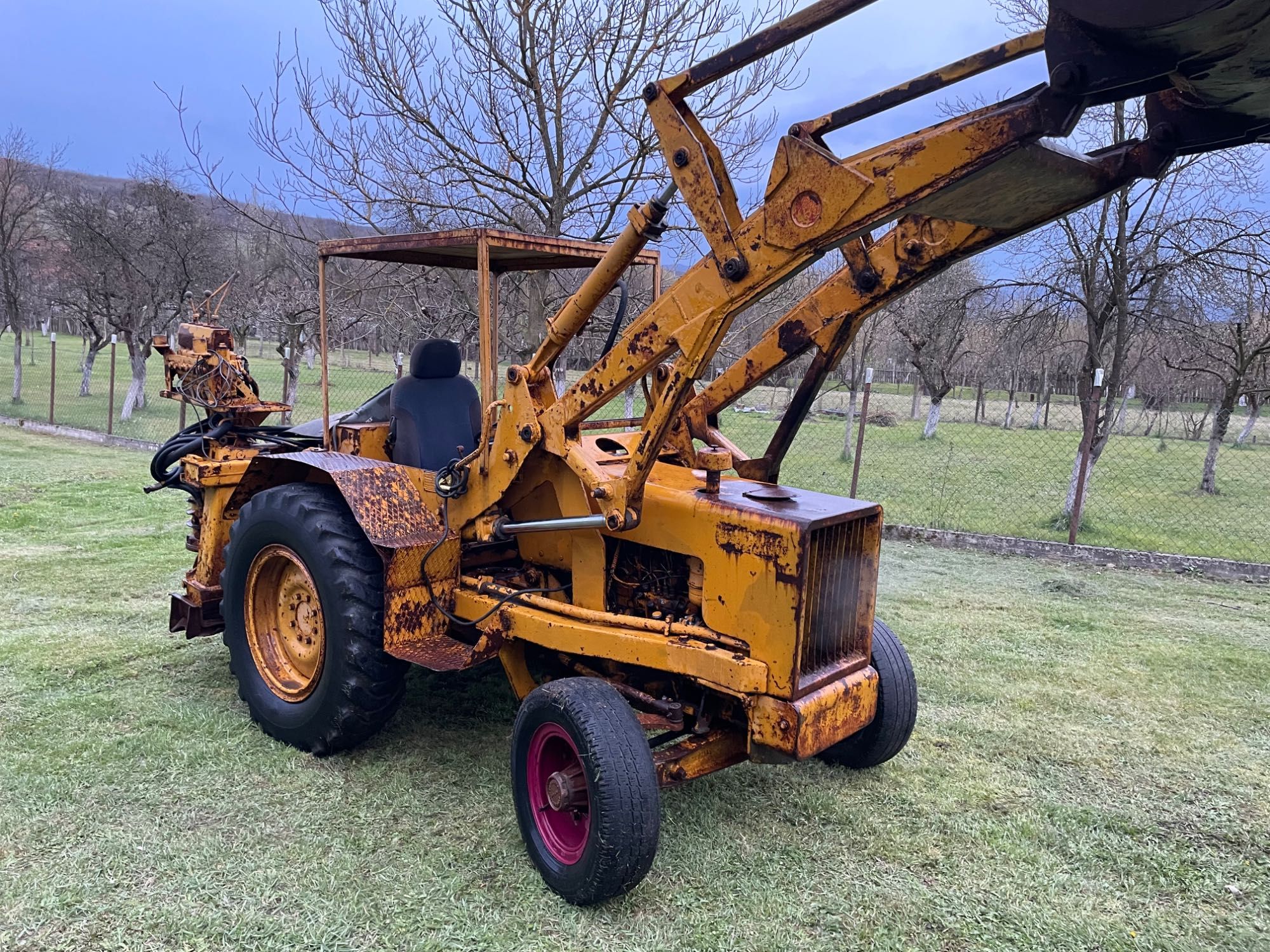 Tractor Fiat încărcător și cupa escavare .