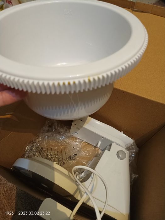 Mixer cu bol rotativ