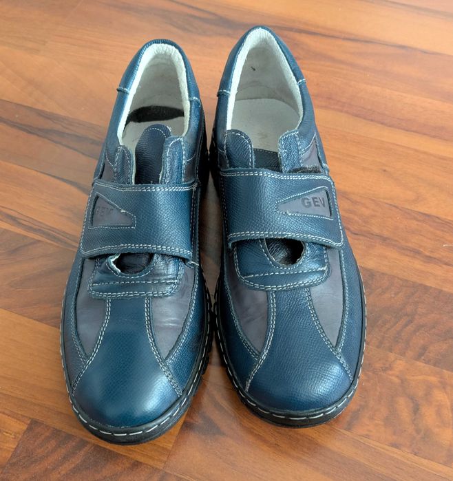 Vand pantofi din piele