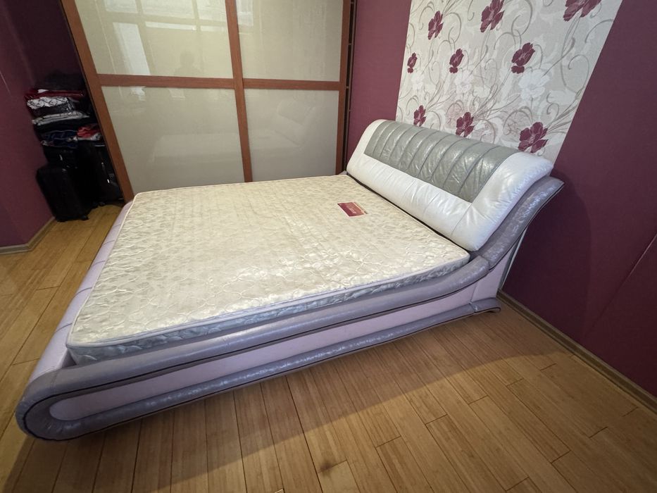 Кровать в спальну б/у в отличном состоянии