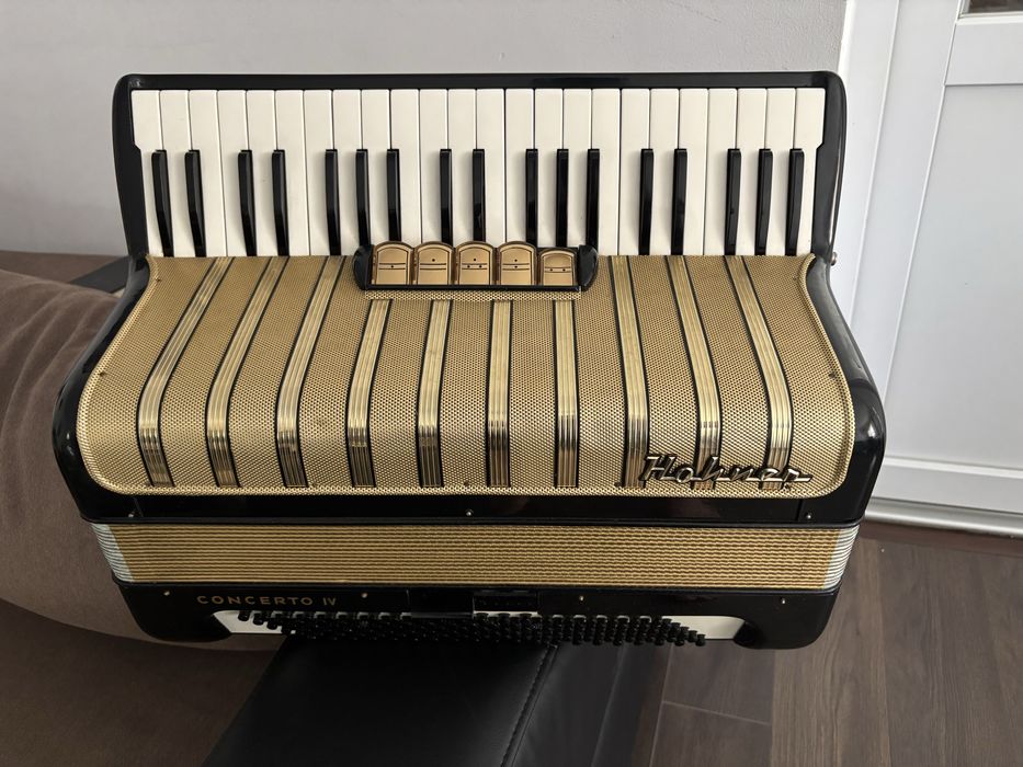 Acordeon Hohner Concerto 4 cu 120 de basi