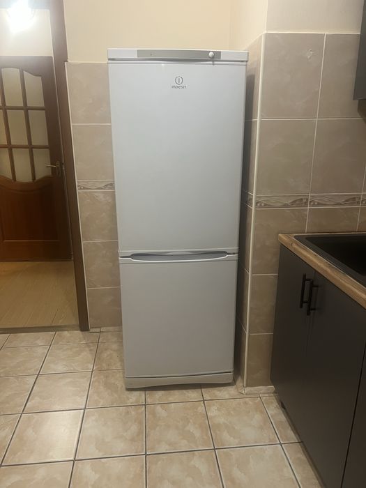 Продам холодильник indesit