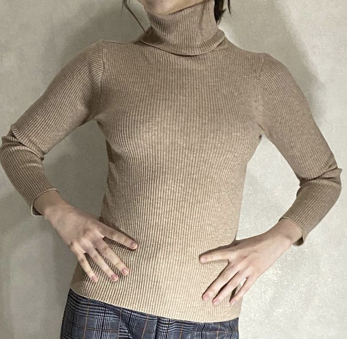 Бежевая водолазка