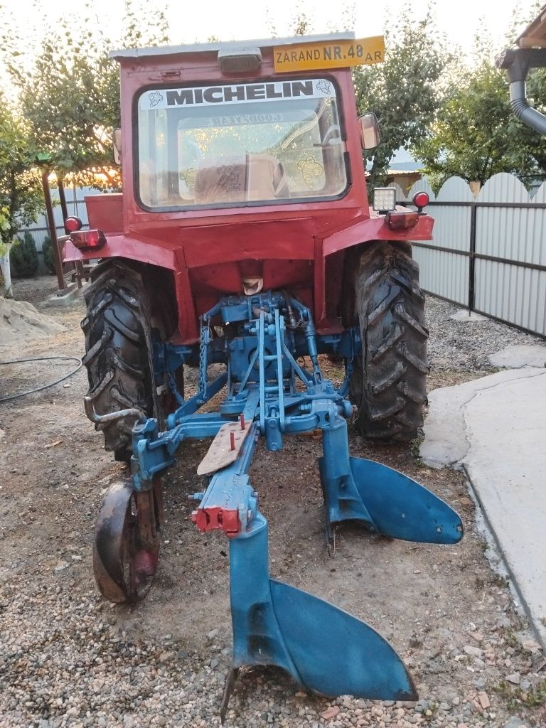 Vănd tractor u 445 cu plug cu tot